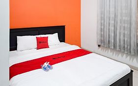 RedDoorz Syariah at Harmoni near Alun Alun Kudus